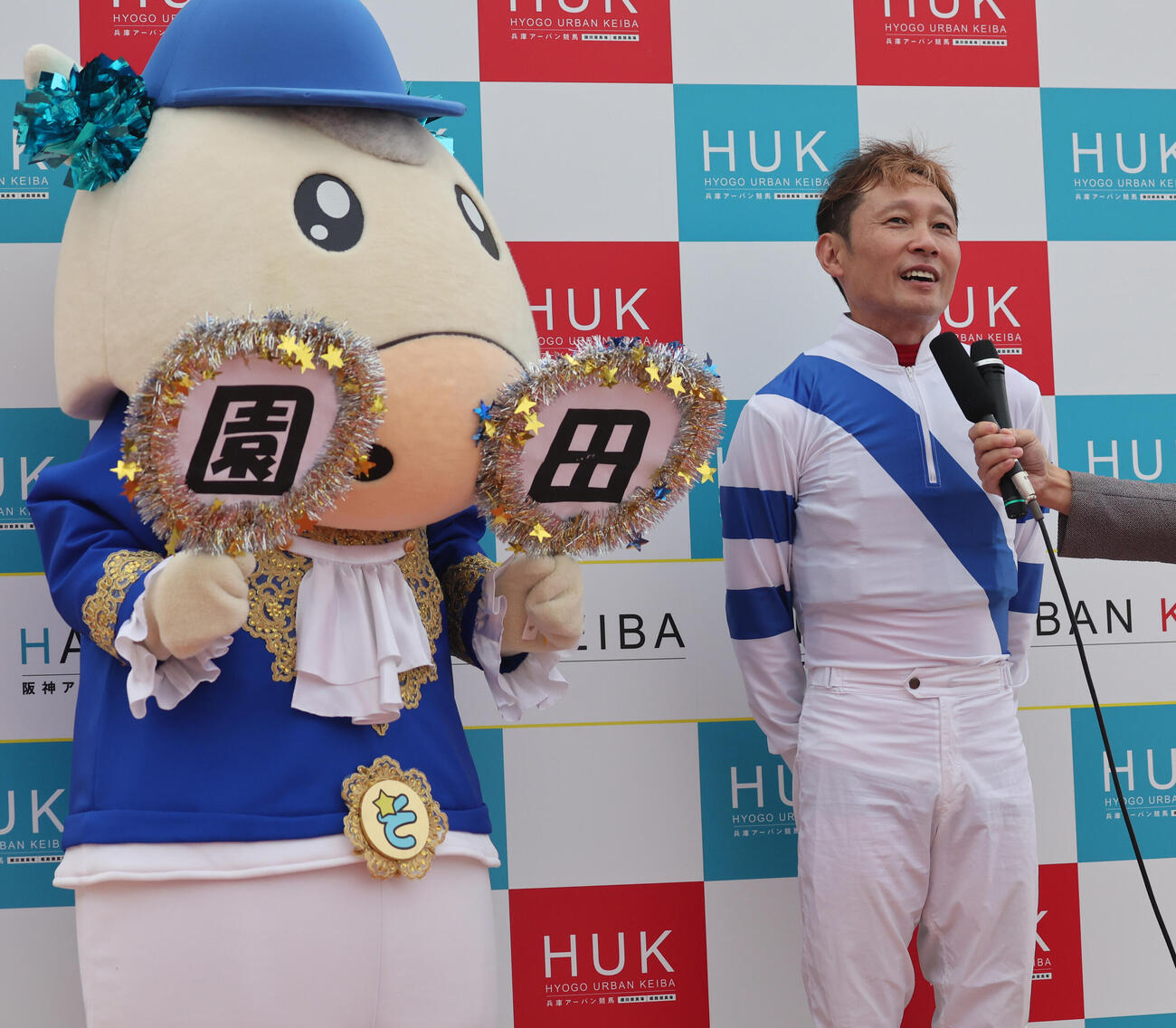 レースを制し、インタビューを受ける赤岡騎手