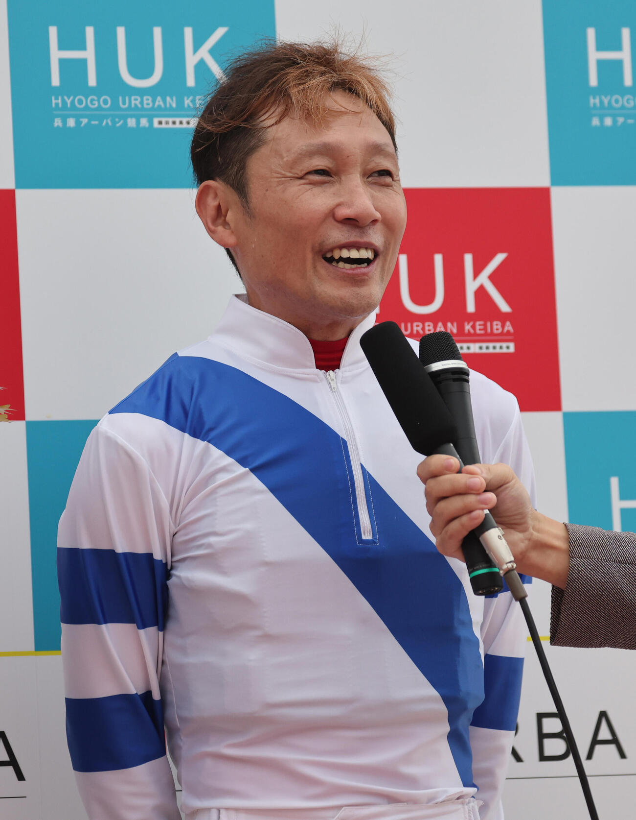 レースを制し、インタビューを受ける赤岡騎手