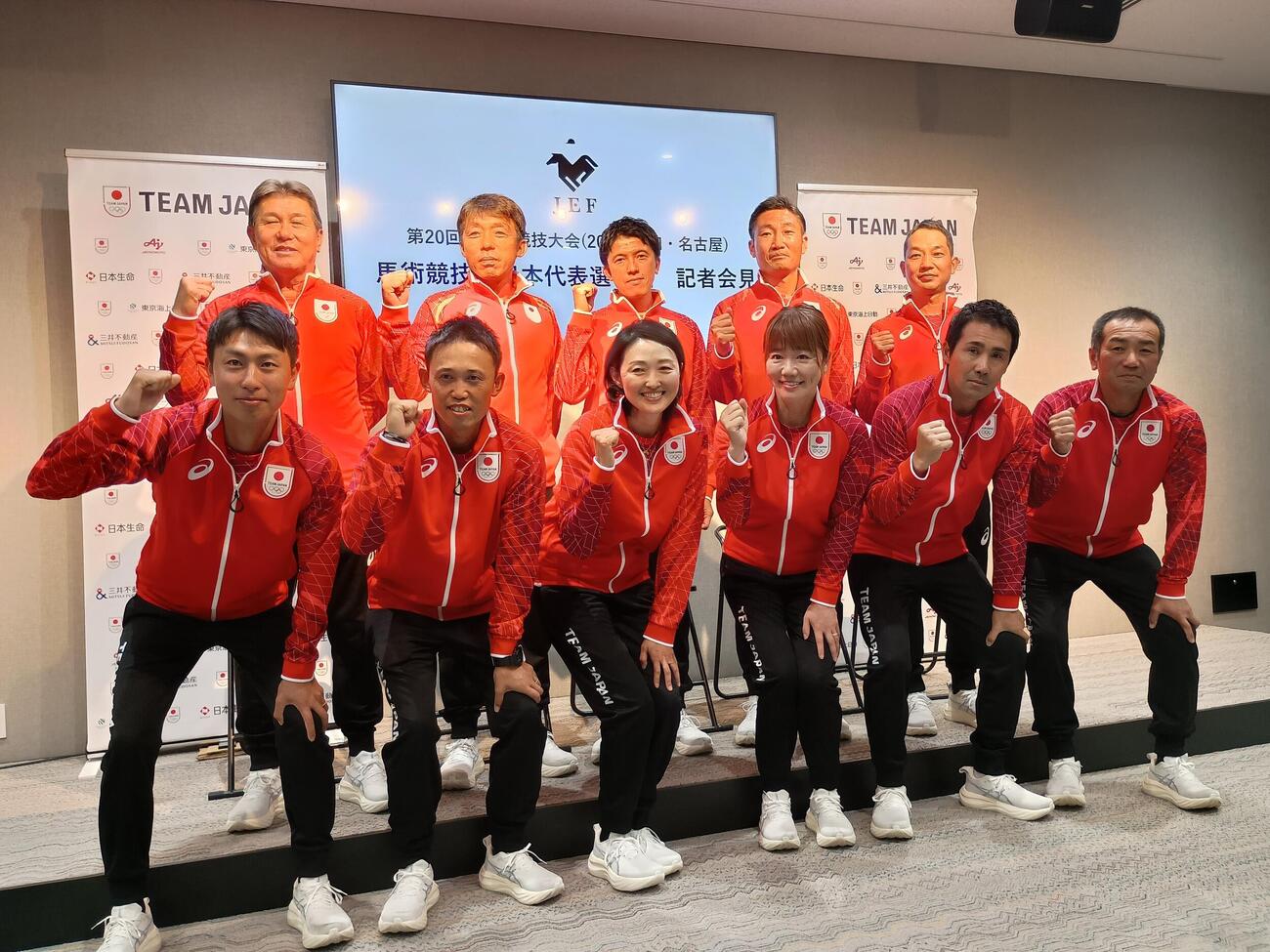 都内で記者会見を行った馬術日本代表選手団と監督