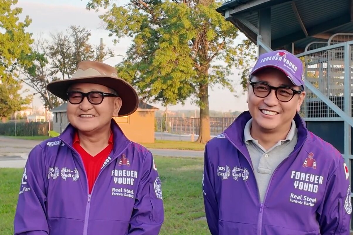 フォーエバーヤングの矢作師（左）と安藤裕氏（C）NYRA