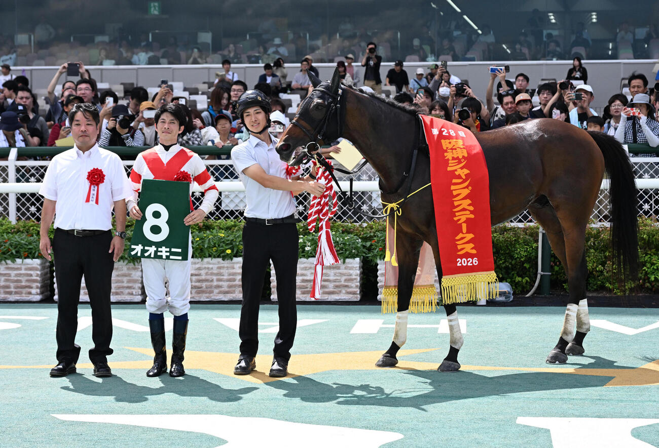 阪神ジャンプステークスを制し口取りに並ぶオオキニ、鈴木孝志調教師（左）、森一馬騎手（左から2人目）（撮影・石井愛子）