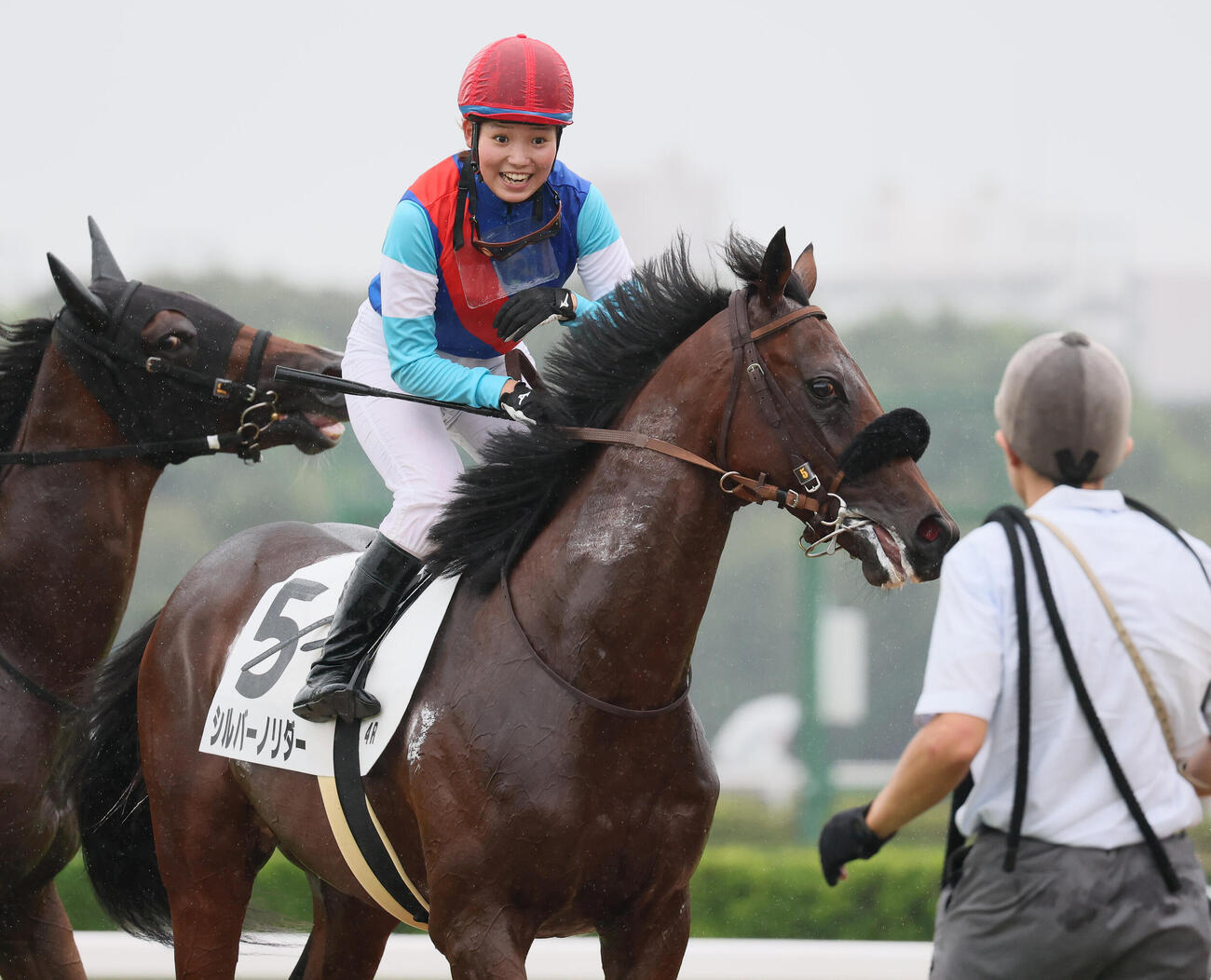 中山4R、2歳新馬戦をシルバーノリダーで制して笑顔を見せる小林美駒騎手（撮影・丹羽敏通）
