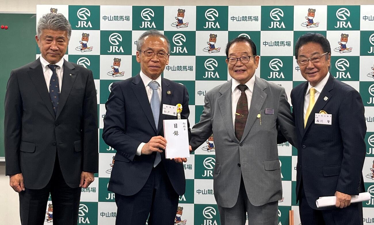 左から京都馬主協会大八木信行会長理事、松戸徹船橋市長、東京馬主協会森保彦会長、中山馬主協会西川賢会長