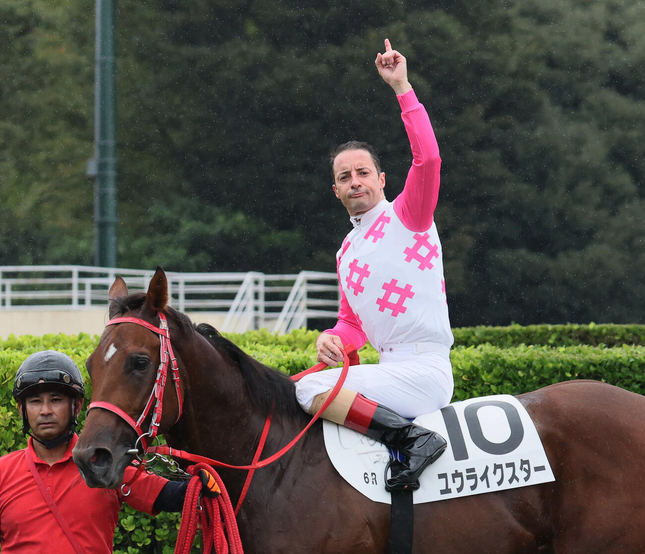 中山6R、2歳新馬戦を制したユウライクスターの口取りでポーズを決めるクリストフ・ルメール騎手（撮影・丹羽敏通）