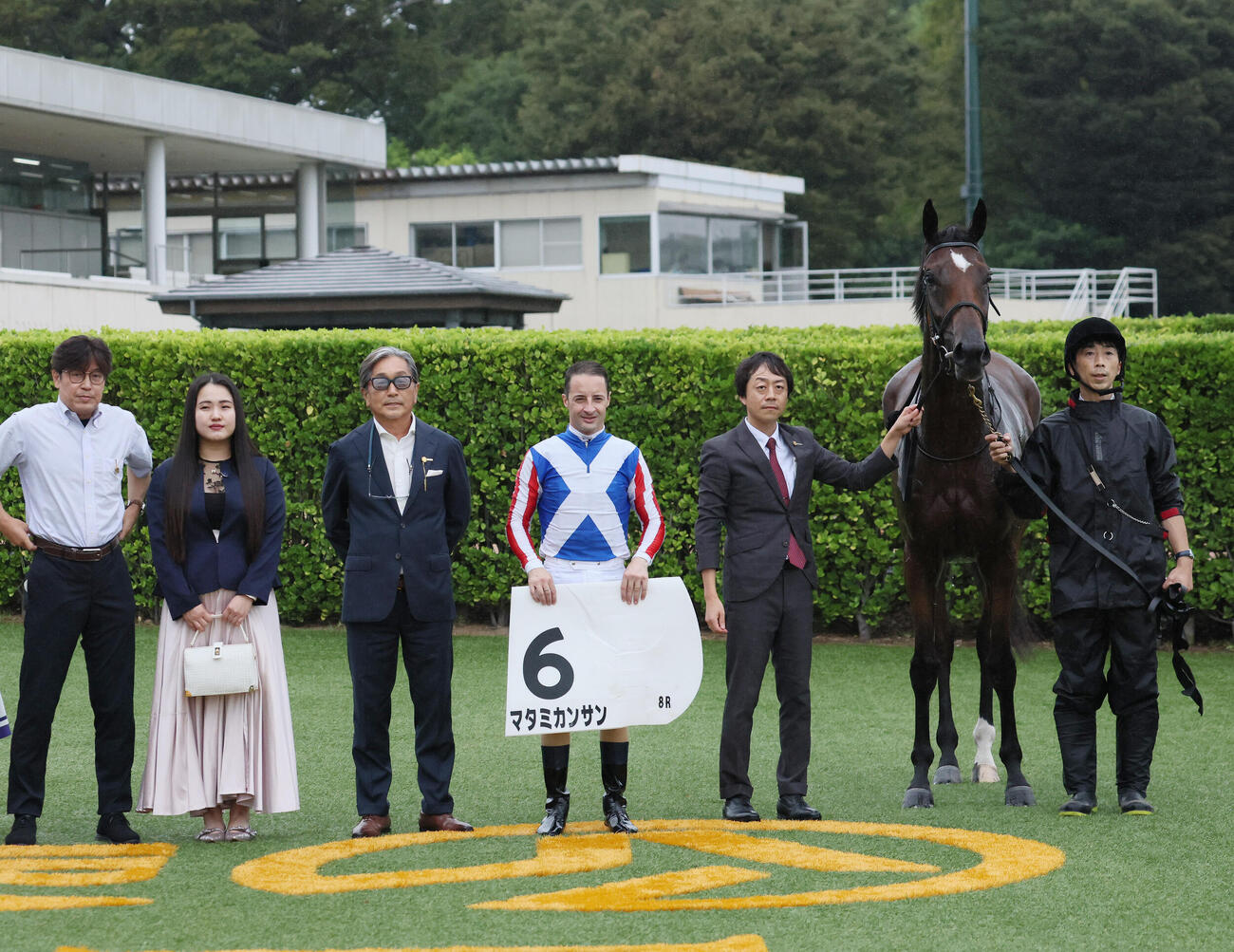 中山8R、3歳上牝馬限定の1勝クラスを制したマタミカンサンの口取りをするルメール騎手と加藤士津八調教師（撮影・丹羽敏通）