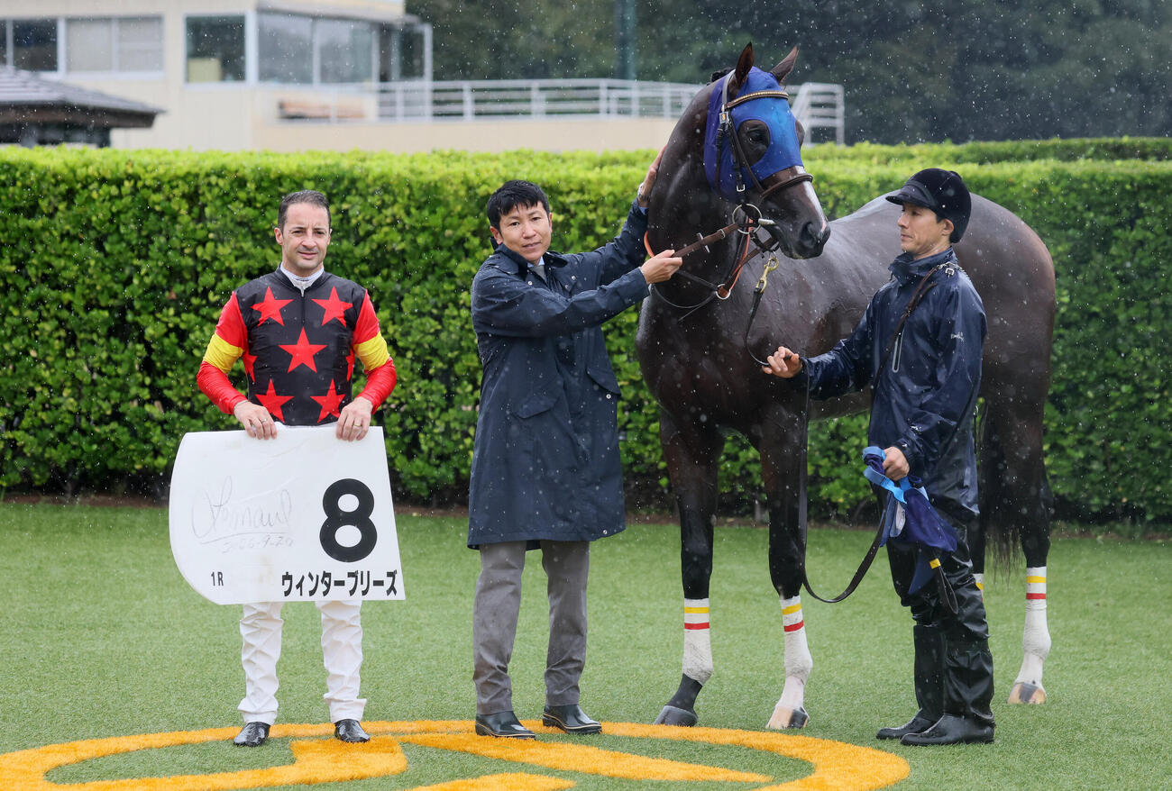 中山1R、2歳未勝利戦を制したウィンターブリーズの口取りをするクリストフ・ルメール騎手と田中博康調教師（撮影・丹羽敏通）