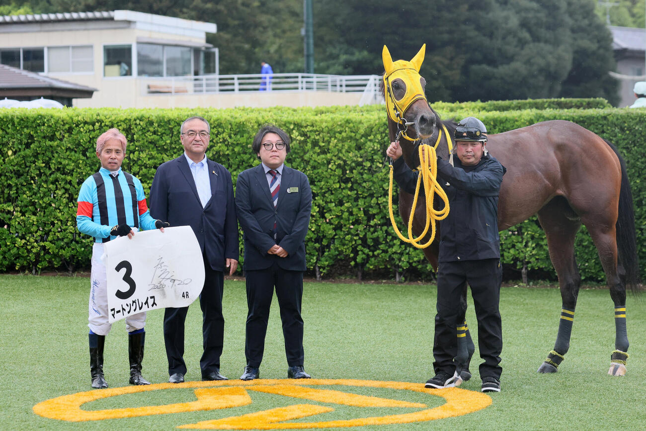 中山4R、2歳新馬戦を制したマートングレイスの口取りをする岩田康誠騎手と高木登調教師（撮影・丹羽敏通）