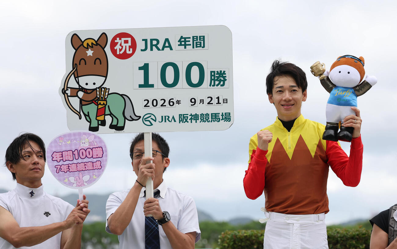 ジョイボーイでキタサンブラックCを制しJRA年間100勝を達成した松山弘平騎手（右）（撮影・白石智彦）