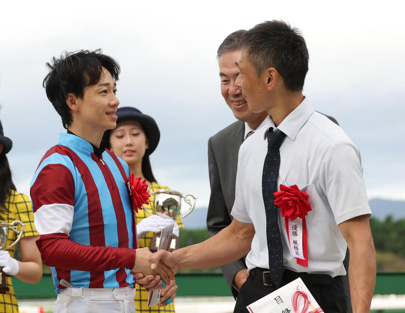 握手を交わす松山弘平騎手（左）と房野陽介調教助手（撮影・白石智彦）