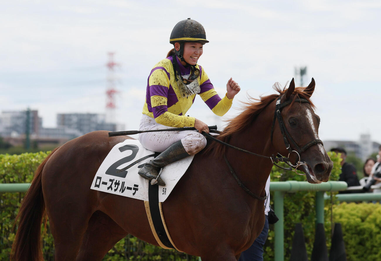 中山5R、2歳新馬戦を制したローズサルーテと小林美駒騎手（撮影・丹羽敏通）