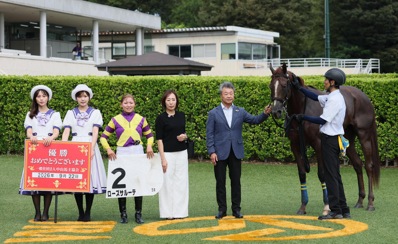 中山5R、2歳新馬戦を制したローズサルーテの口取りをする小林美駒騎手と松永康利調教師（撮影・丹羽敏通）