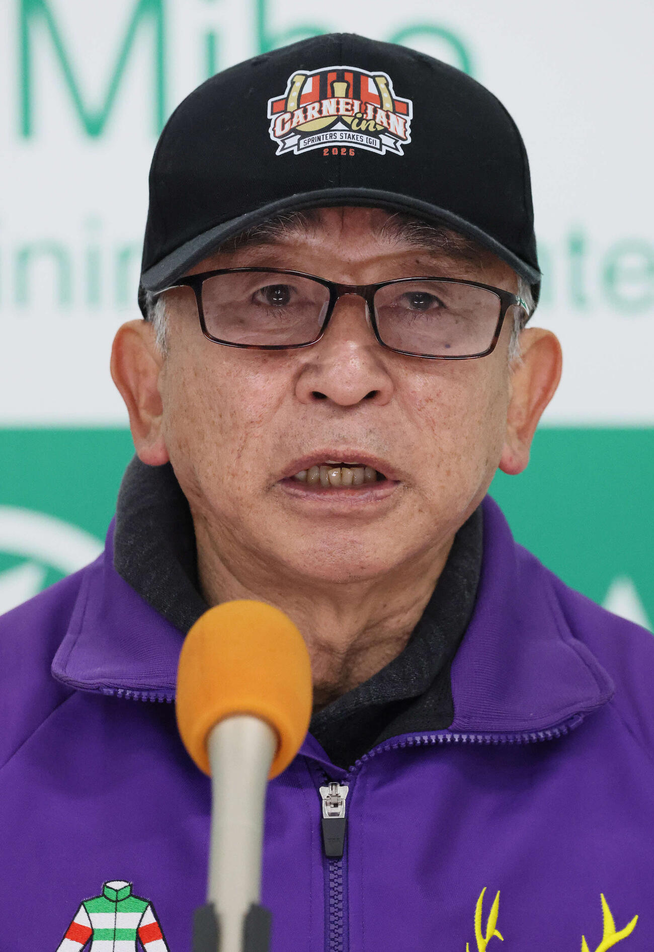 ウインカーネリアンを管理する鹿戸雄一師（2026年3月撮影）