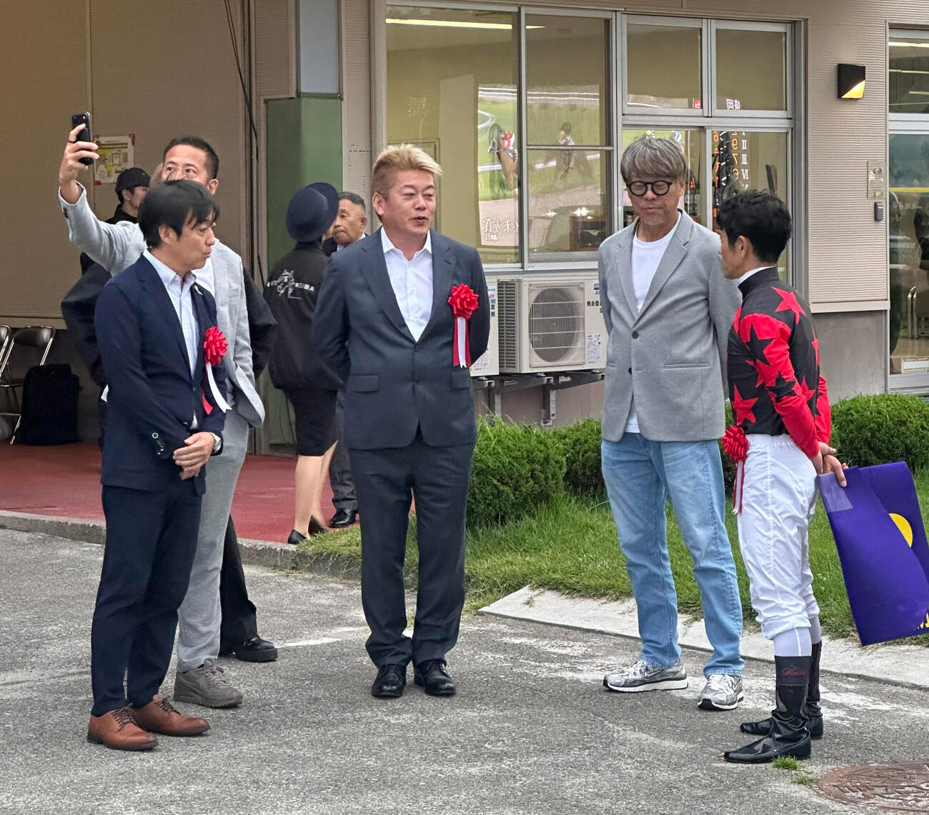 不来方賞を愛馬イッテラッシャイが制し、戸崎騎手（右）と話す堀江貴文氏（2026年9月1日撮影）