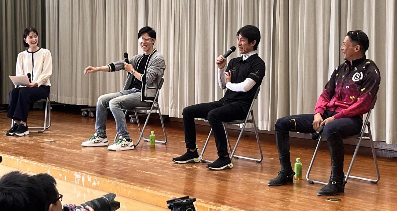 「美浦村UMAフェスタ2026」のトークショーに参加した、左から司会の宮下ありか、津村明秀騎手、丹内祐次騎手、上野翔騎手