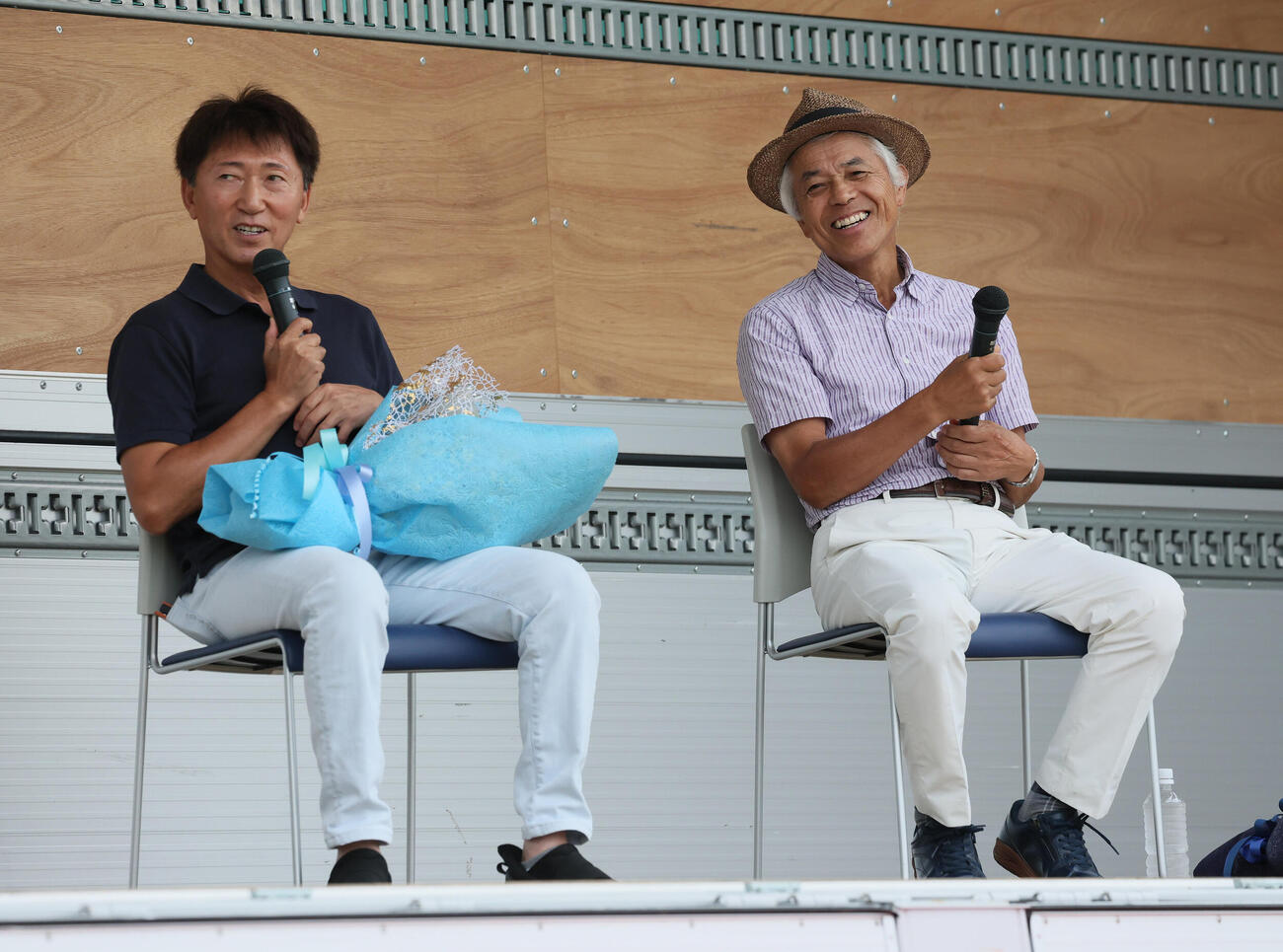 トークショーで盛り上がる蛯名正義調教師（左）と国枝栄氏（撮影・丹羽敏通）