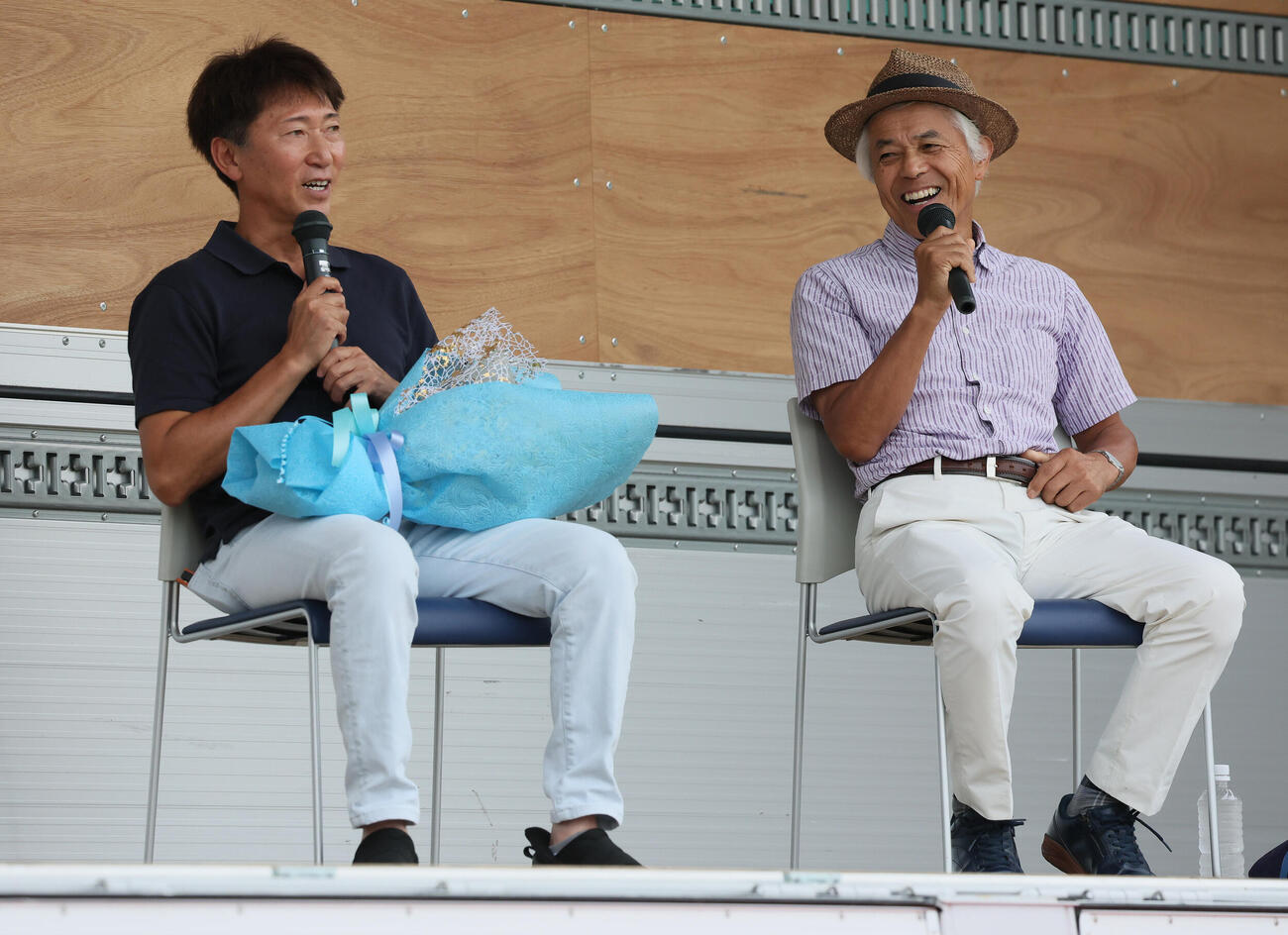 トークショーで盛り上がる蛯名正義調教師（左）と国枝栄氏（撮影・丹羽敏通）