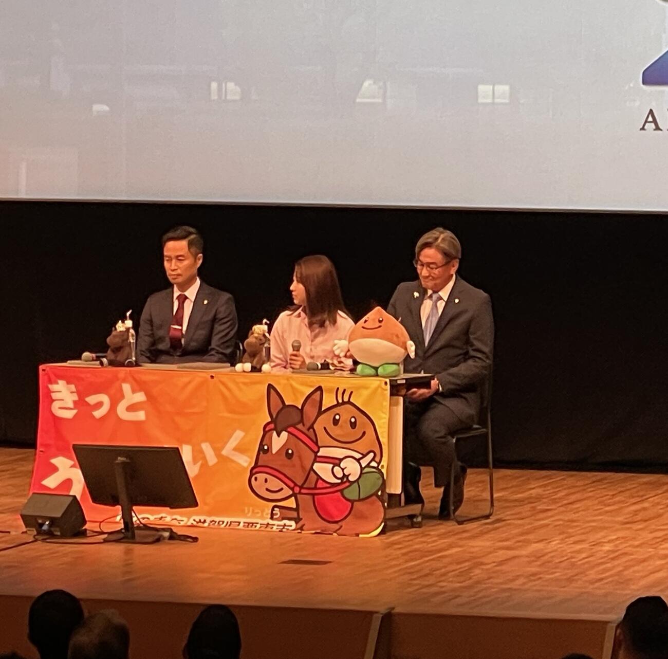 栗東市内のイベントに出席した杉山晴紀調教師（左）と今村聖奈騎手（中）