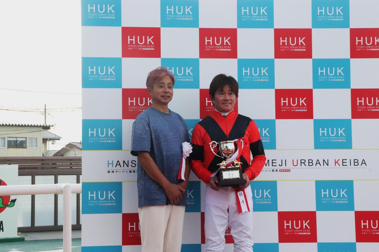 兵庫ジュベナイルカップを制した小牧太騎手（右）と表彰式プレゼンターを務めた岩田康誠騎手