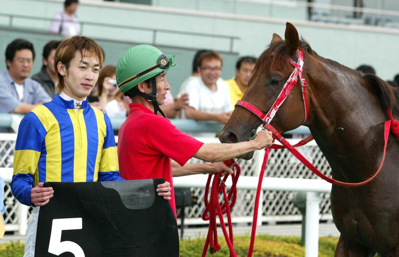 安芸Sを制したシャドウスケイプと武幸四郎騎手（2003年7月12日撮影）