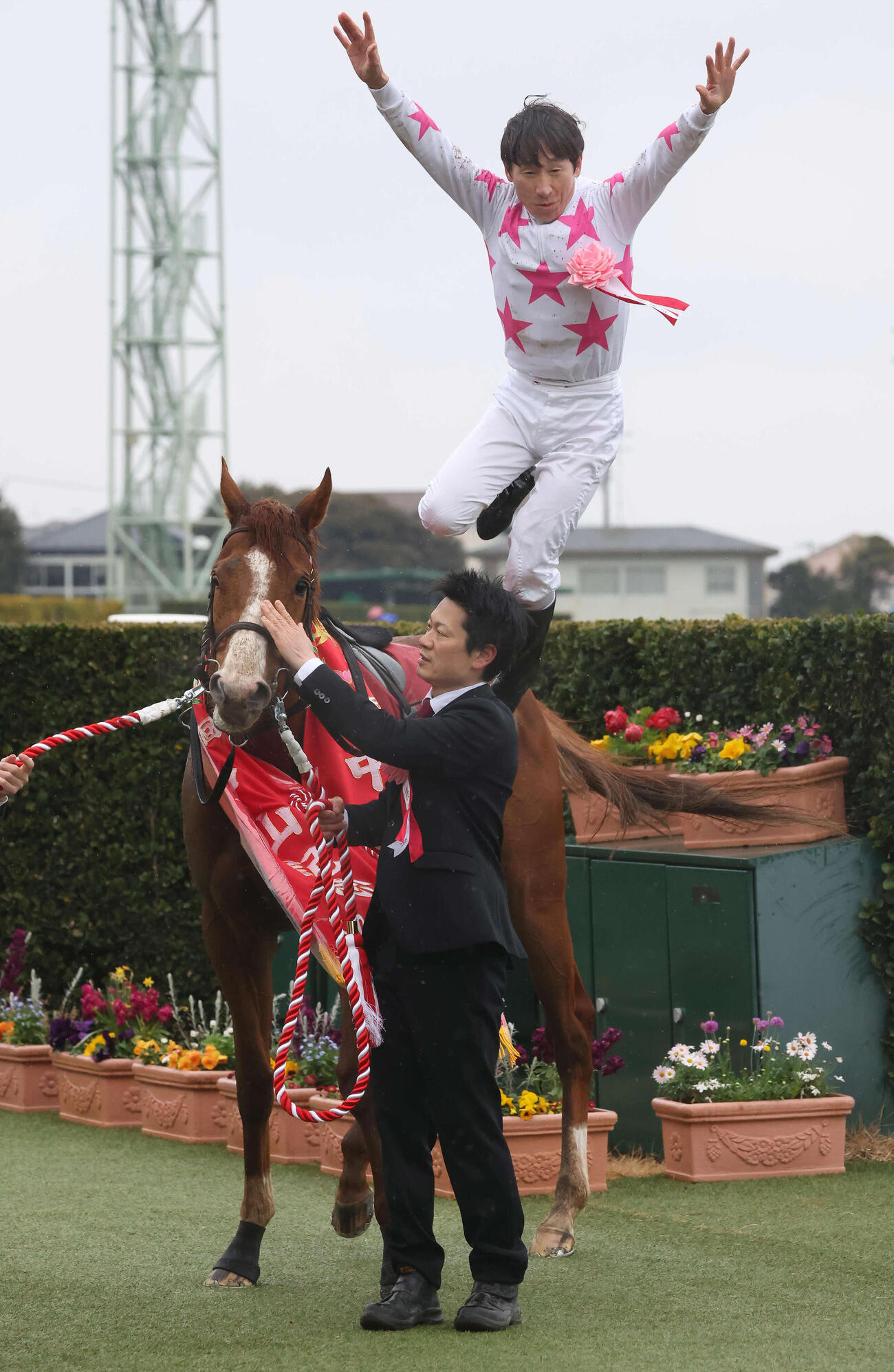 24年中山記念をマテンロウスカイで制しデットーリジャンプを披露する横山典騎手