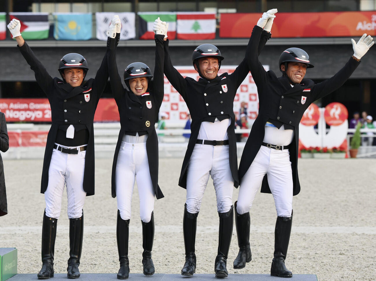 馬場馬術団体　3位となった日本の（左から）林伸伍、米本晃子、西脇文泰、稗田龍馬（共同）