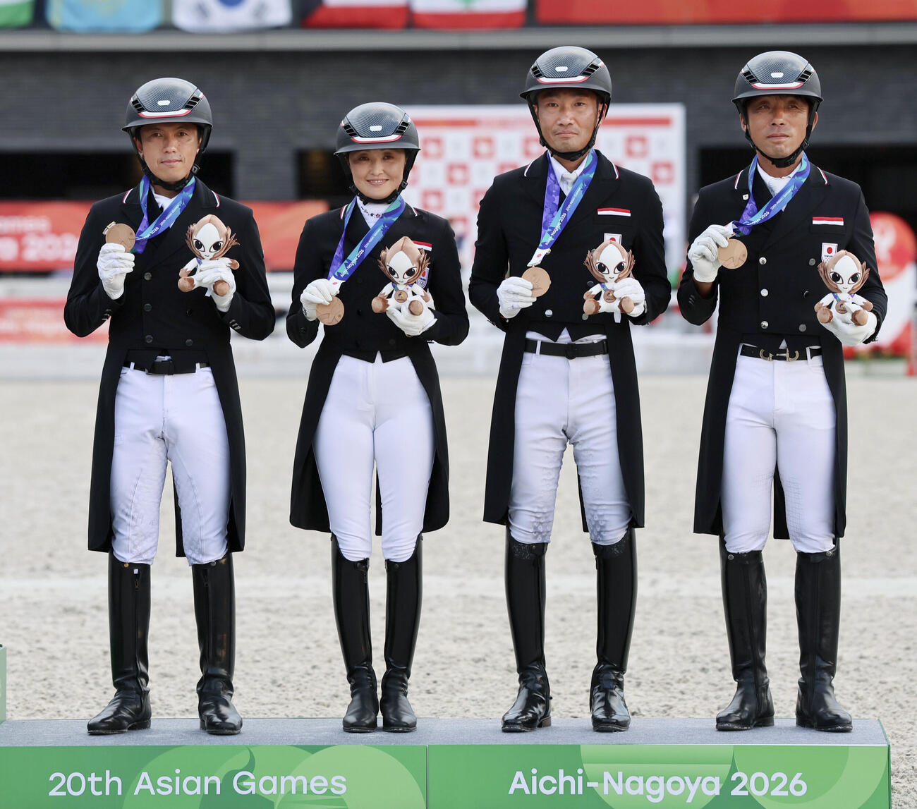 馬場馬術団体　3位となった日本の（左から）林伸伍、米本晃子、西脇文泰、稗田龍馬（共同）