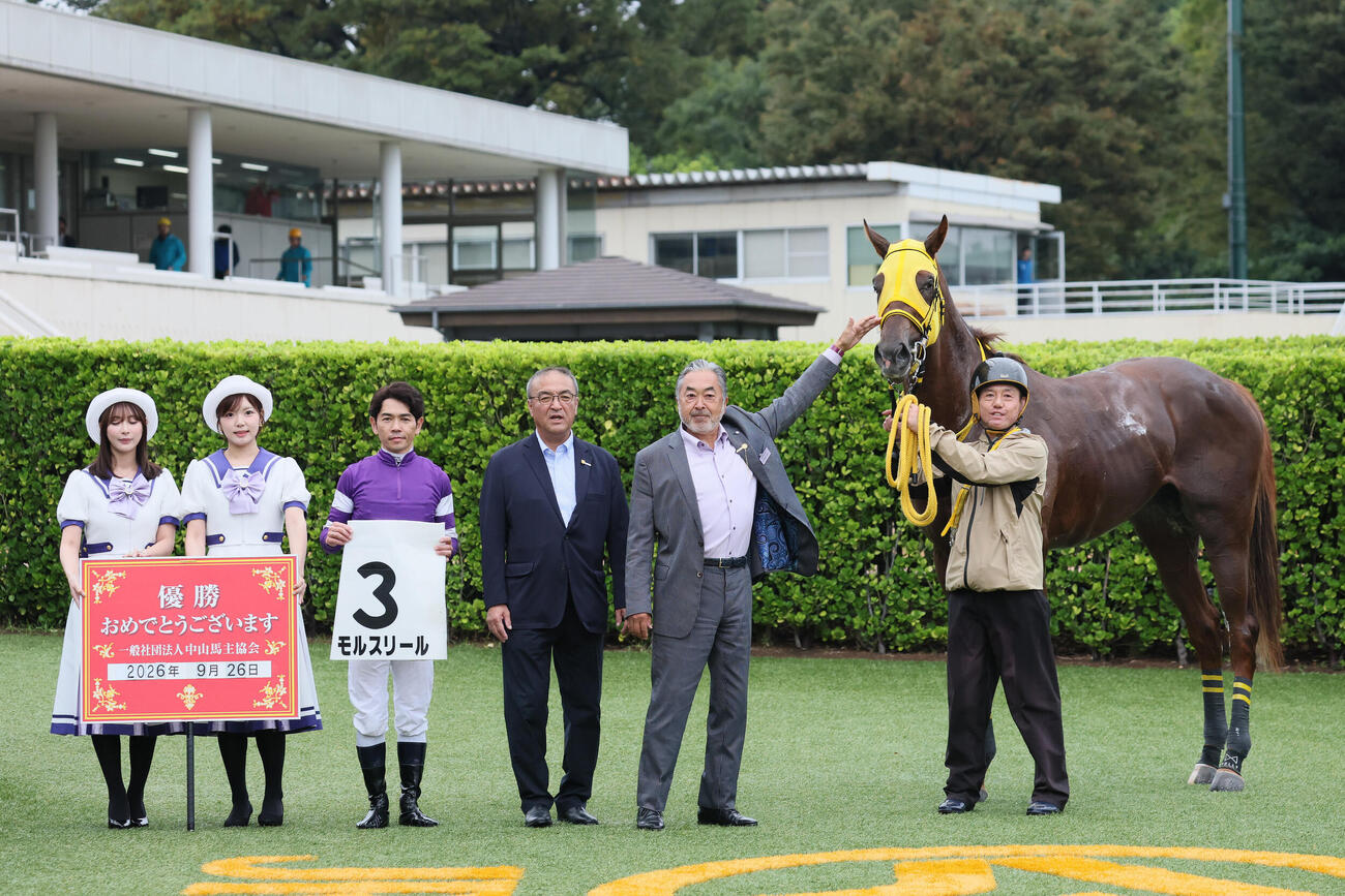 中山3R、2歳新馬戦を制したモルスリールの口取りをする戸崎圭太騎手と高木登調教師（撮影・丹羽敏通）