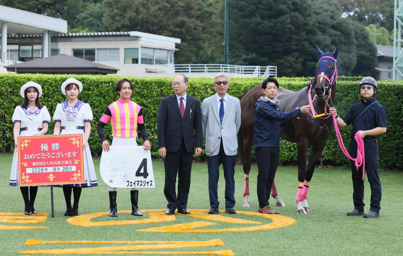 中山5R、2歳新馬戦を制したフェイマスジャズの口取りをする杉原誠人騎手と大和田成調教師（撮影・丹羽敏通）