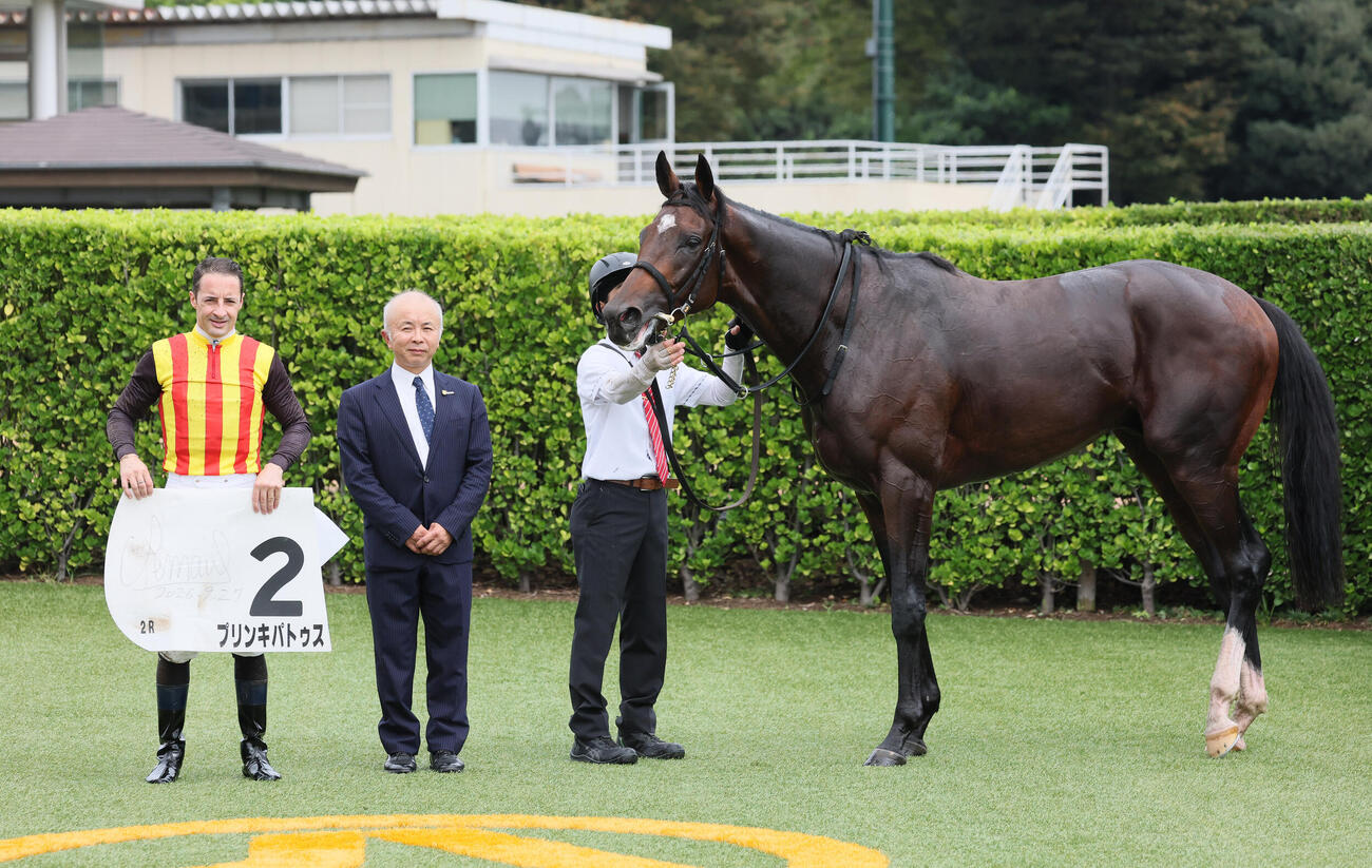 中山2R、2歳未勝利戦を制したプリンキパトゥスの口取りをするクリストフ・ルメール騎手と中舘英二調教師