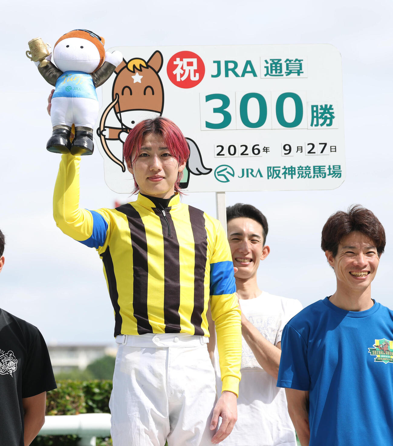 阪神2R、JRA通算300勝を達成しターフィー人形を掲げる斎藤新騎手（撮影・白石智彦）