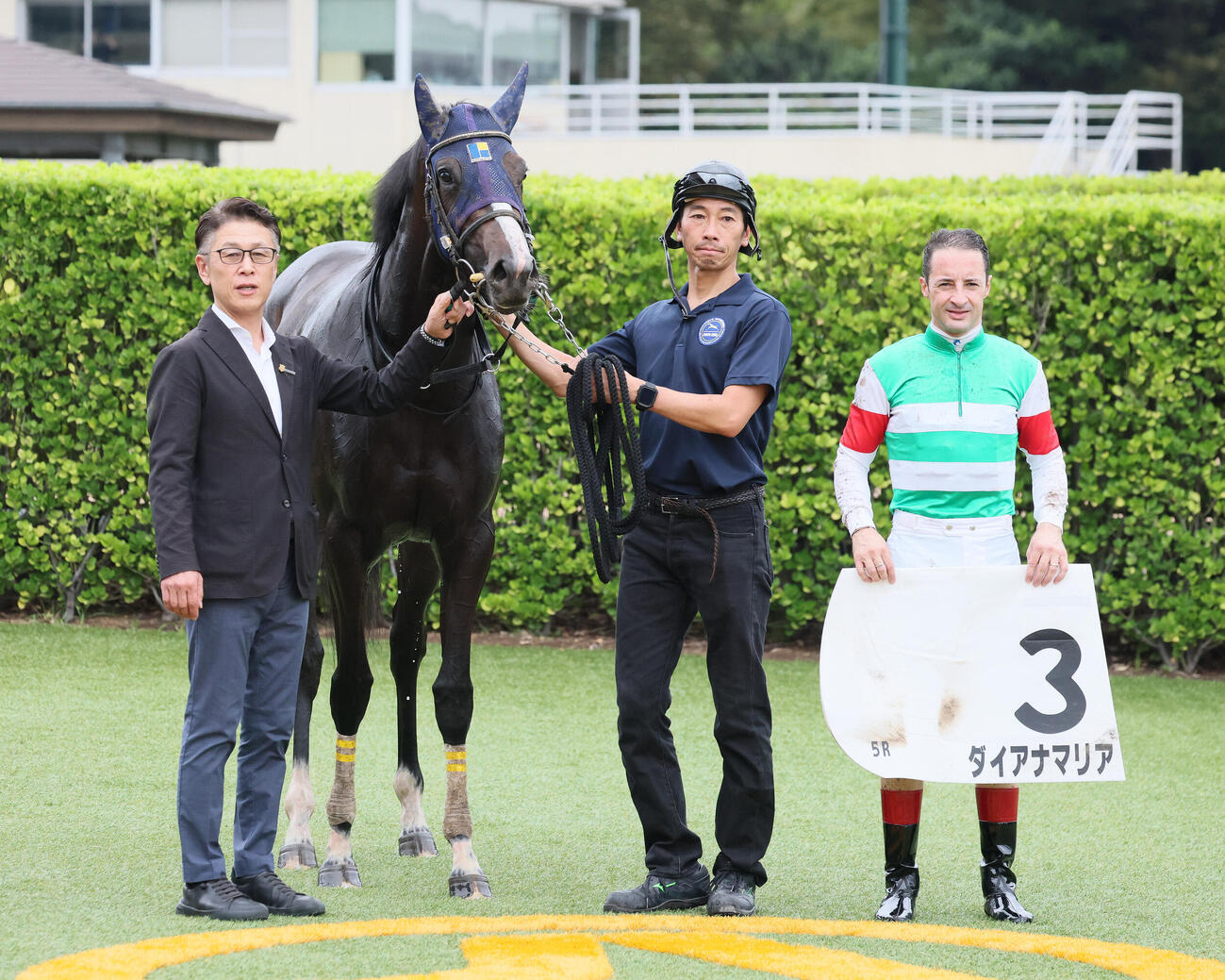 中山5R、2歳新馬戦を制したダイアナマリアの口取りをする久保田貴士調教師とクリストフ・ルメール騎手（撮影・丹羽敏通）