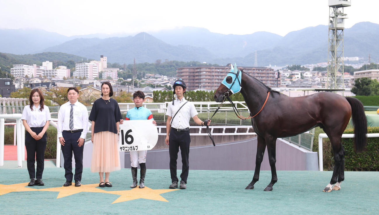 阪神6R、新馬戦を制したヤマニンガルブと口取りに並ぶ田口貫太騎手（右から2人目）（撮影・白石智彦）