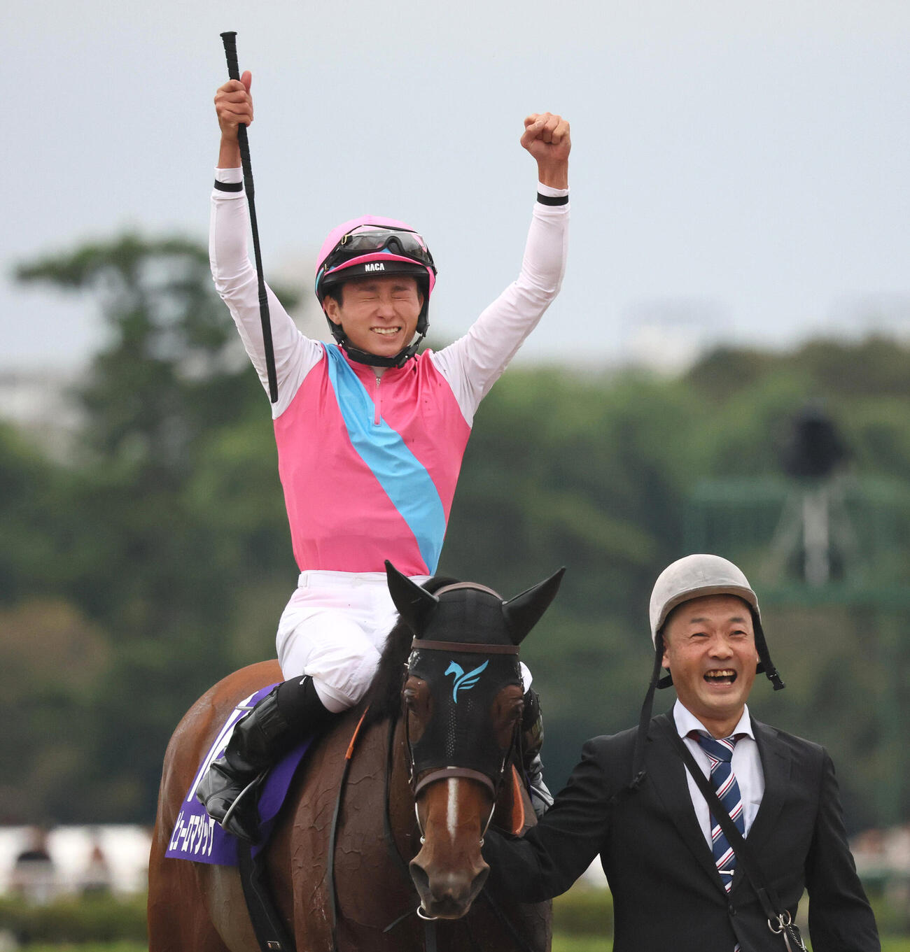 スプリンターズSをピューロマジックで制した岩田望来騎手は感無量の表情でガッツポーズ（撮影・丹羽敏通）