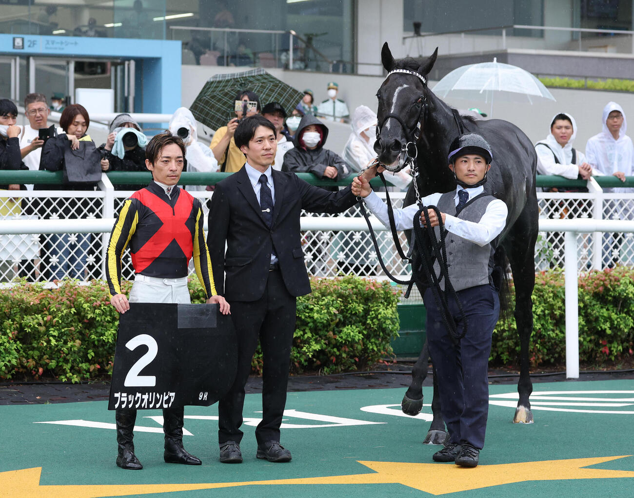 兵庫特別を制したブラックオリンピアと口取りに並ぶ川田将雅騎手（左）（撮影・白石智彦）
