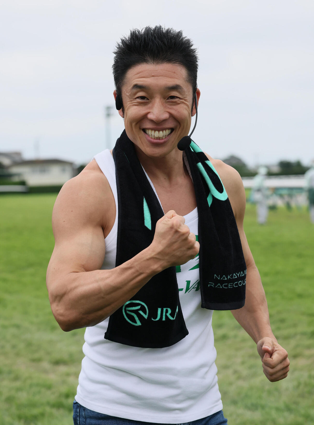 中山競馬場に来場して、カメラに向かって「パワー」ポーズを披露するなかやまきんに君（撮影・丹羽敏通）