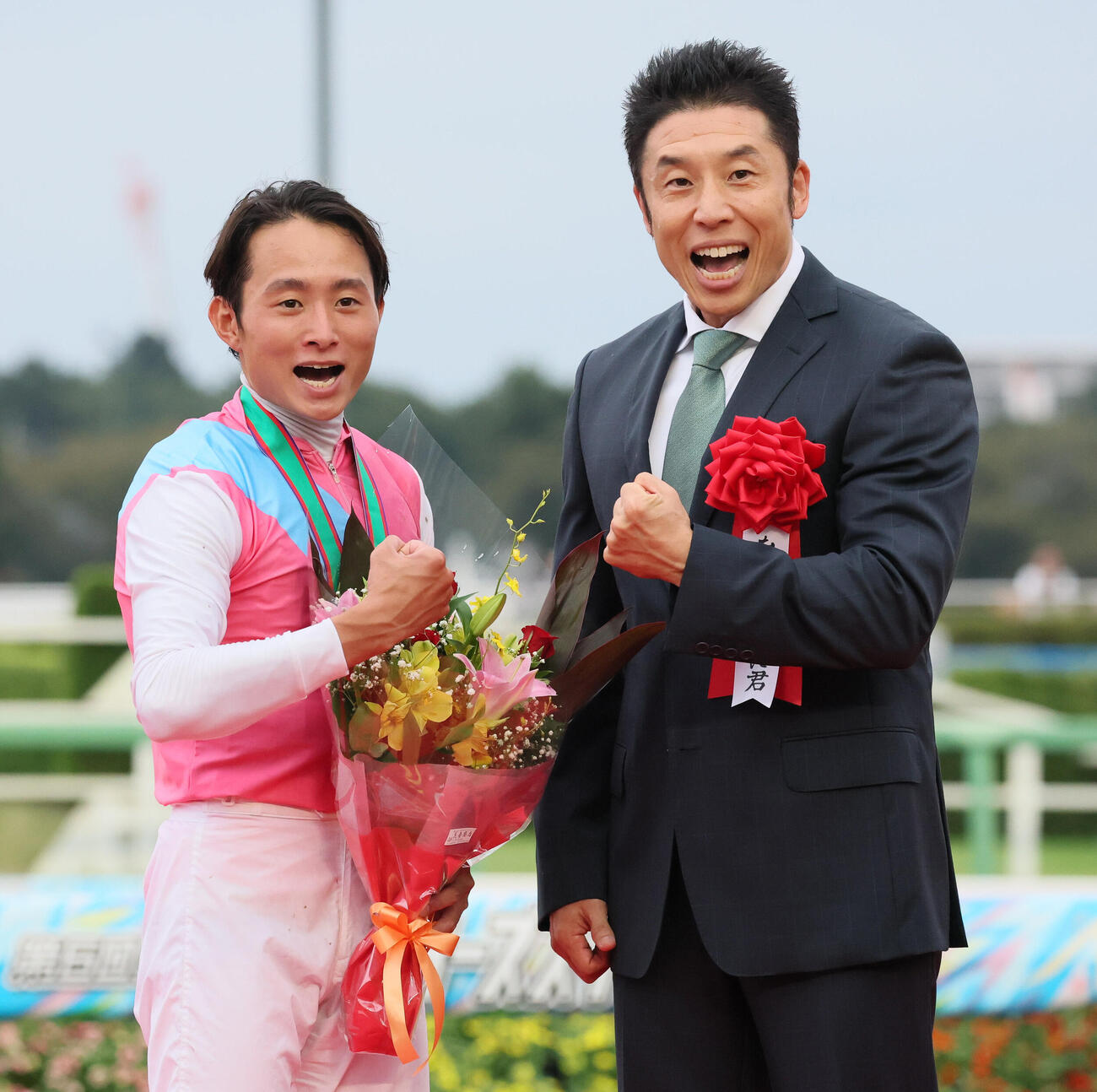 プレゼンターのなかやまきんに君と「パワー！」ポーズを決める岩田望来騎手（撮影・丹羽敏通）