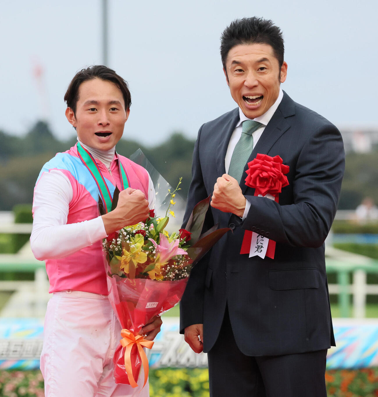 プレゼンターのなかやまきんに君と「パワー！」ポーズを決める岩田望来騎手（撮影・丹羽敏通）