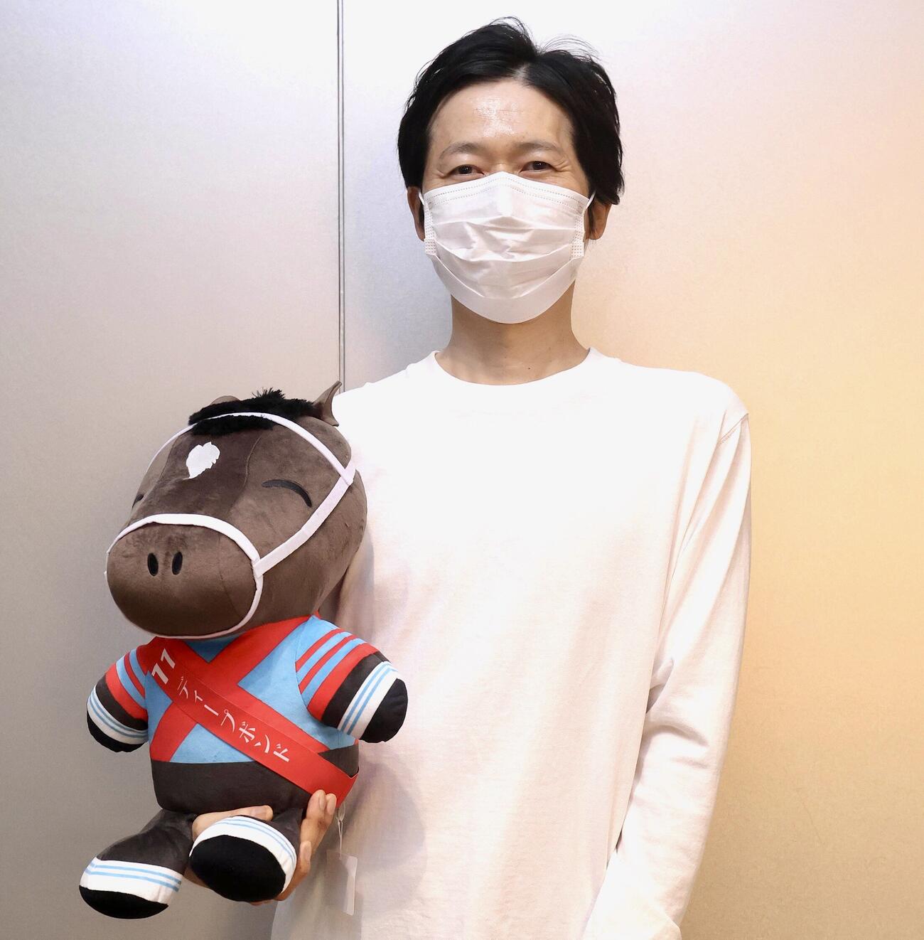 ディープボンドのぬいぐるみを持つ谷口助手（今年6月撮影）
