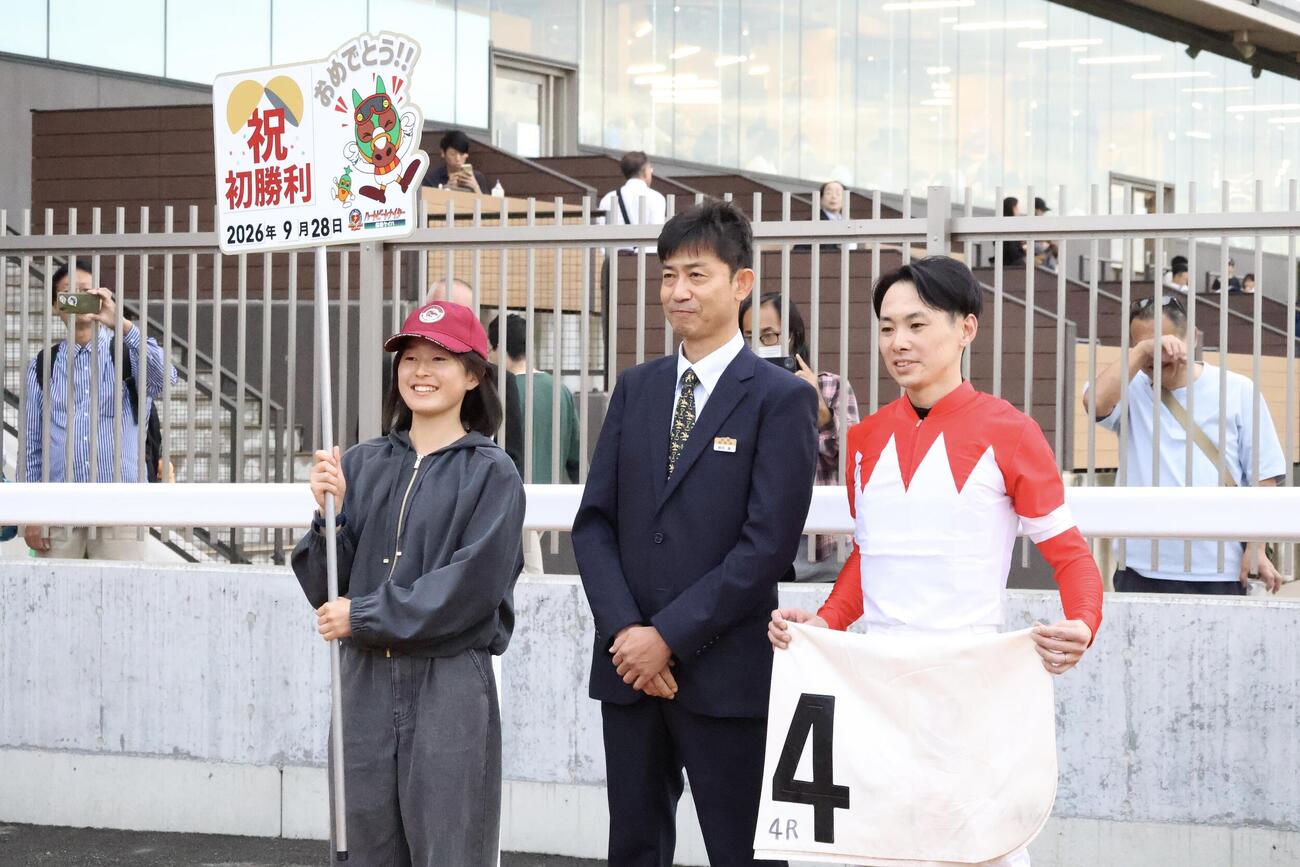 船橋4Rで初勝利を挙げた船橋の飯沼章調教師（中央）