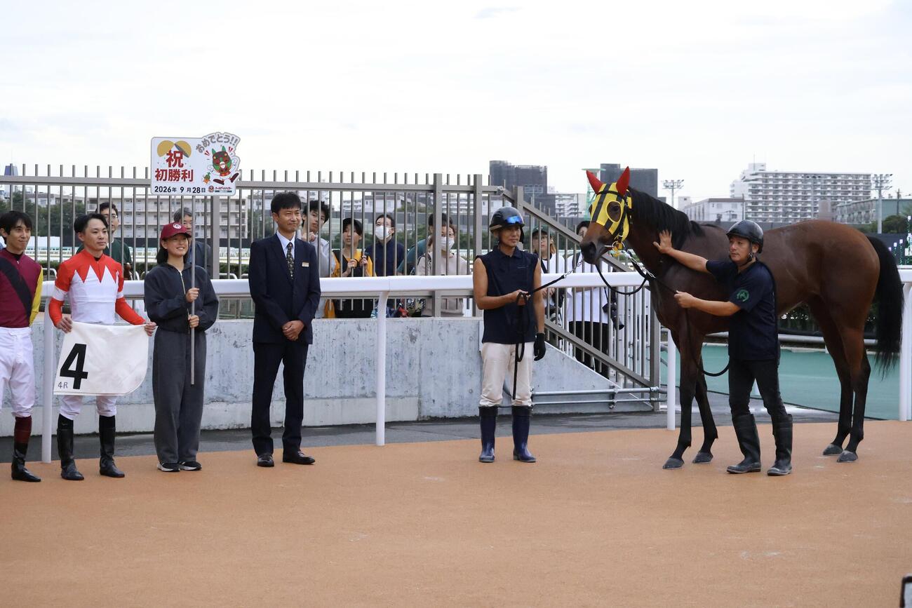 船橋4Rをウェルカムランチで勝ち初勝利を挙げた船橋の飯沼章調教師（左から4人目）