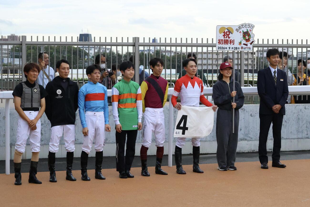 船橋4Rで初勝利を挙げた船橋の飯沼章調教師（右端）