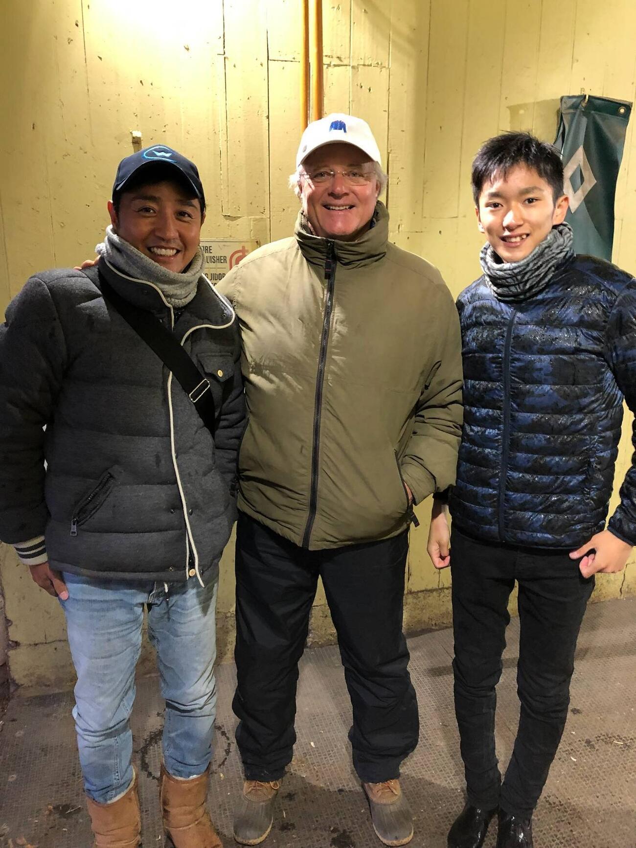 2018年に撮影した安藤氏、モット師、坂井瑠星騎手のスリーショット