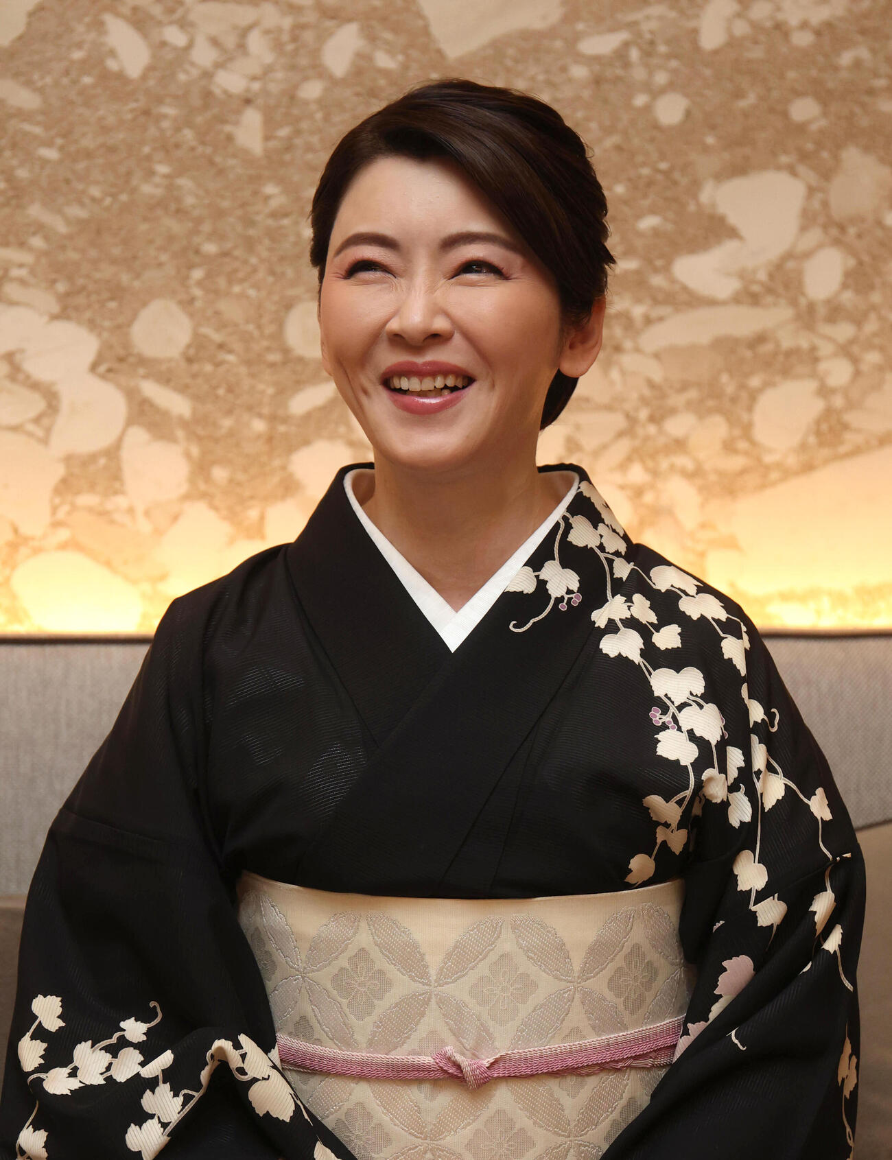 アドマイヤテラの凱旋門賞挑戦の抱負を語る近藤旬子オーナー（2026年9月撮影）