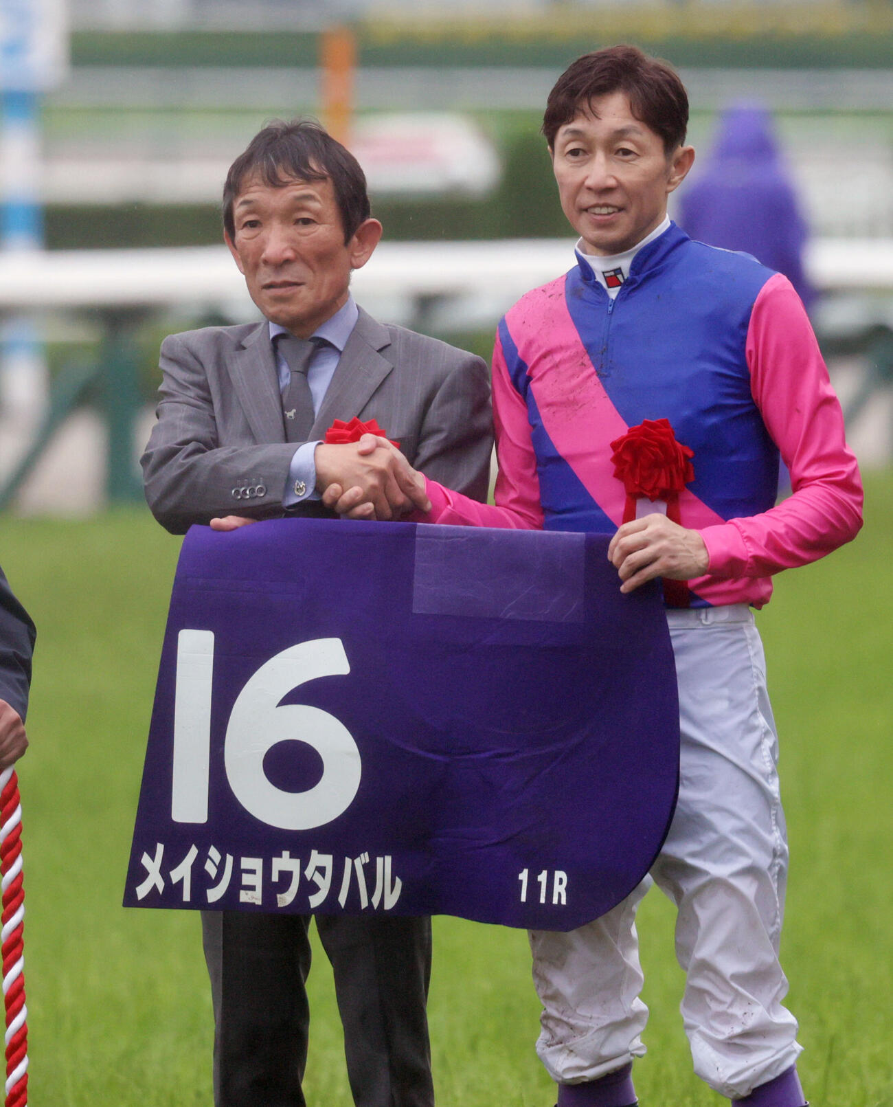 6月14日、阪神11R宝塚記念をメイショウタバルで制して握手を交わす石橋守調教師（左）と武豊騎手