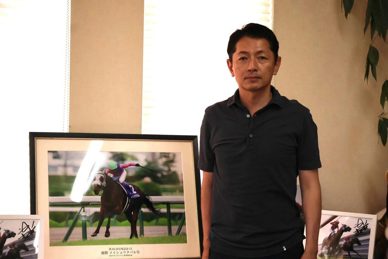 メイショウタバルのパネルと三嶋牧場・三嶋健一郎取締役