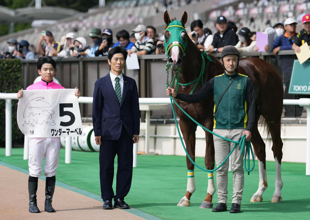 2歳未勝利を制したワンダーマーベルと横山琉人騎手（撮影・小島史椰）