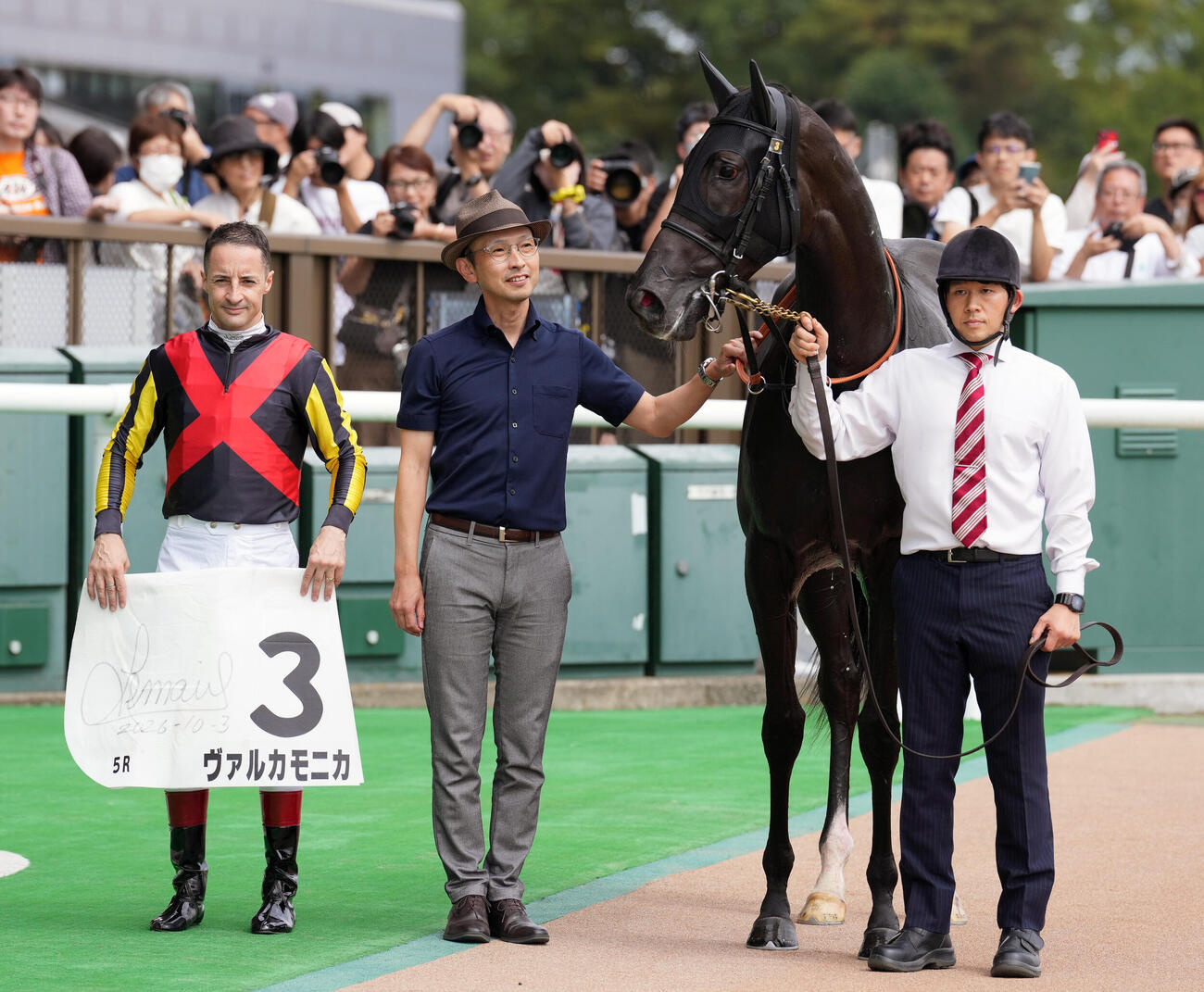東京5R、2歳新馬戦を制したヴァルカモニカとC・ルメール騎手（撮影・小島史椰）