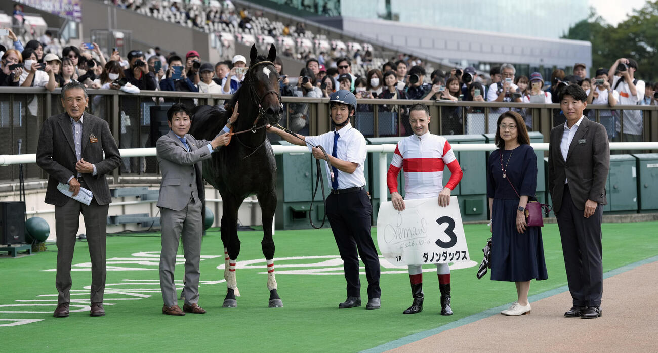 東京1R、2歳未勝利を制したダノンダックスと口取りに納まるC・ルメール騎手（撮影・小島史椰）