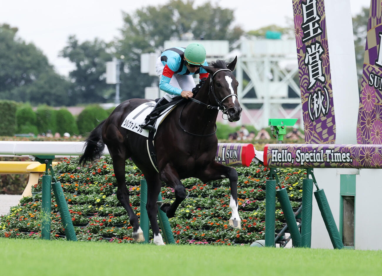 東京5R、2歳新馬戦を制したシルヴァノーブルと横山典弘騎手（撮影・鈴木正人）