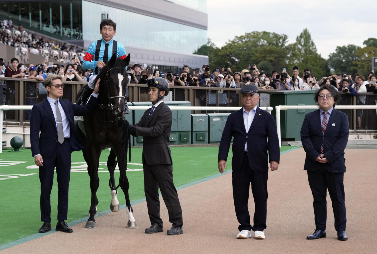 東京5R、2歳新馬戦を制したシルヴァノーブルと横山典弘騎手（撮影・小島史椰）